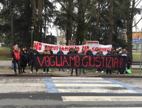 Presidio degli ex braccianti della Lazzaro davanti al Tribunale di Alessandria