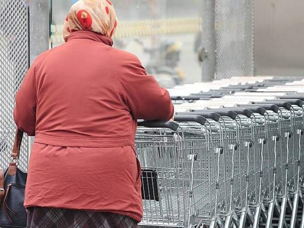 Fa il gentile dopo la spesa e poi ruba tutti i soldi da casa sua