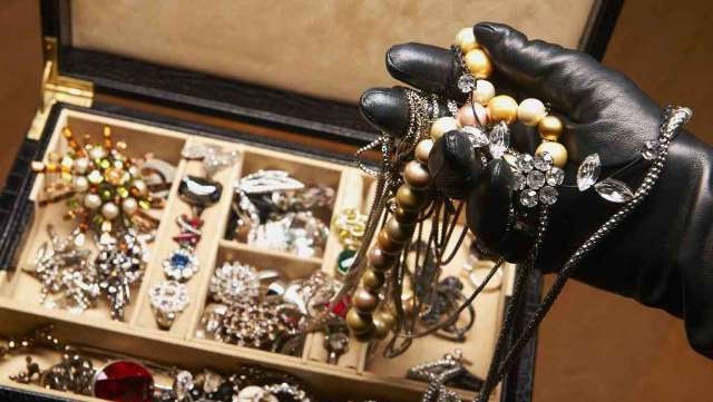 Altra denuncia per il fidanzato “avido”. Ruba anche i gioielli di un’amica della ex