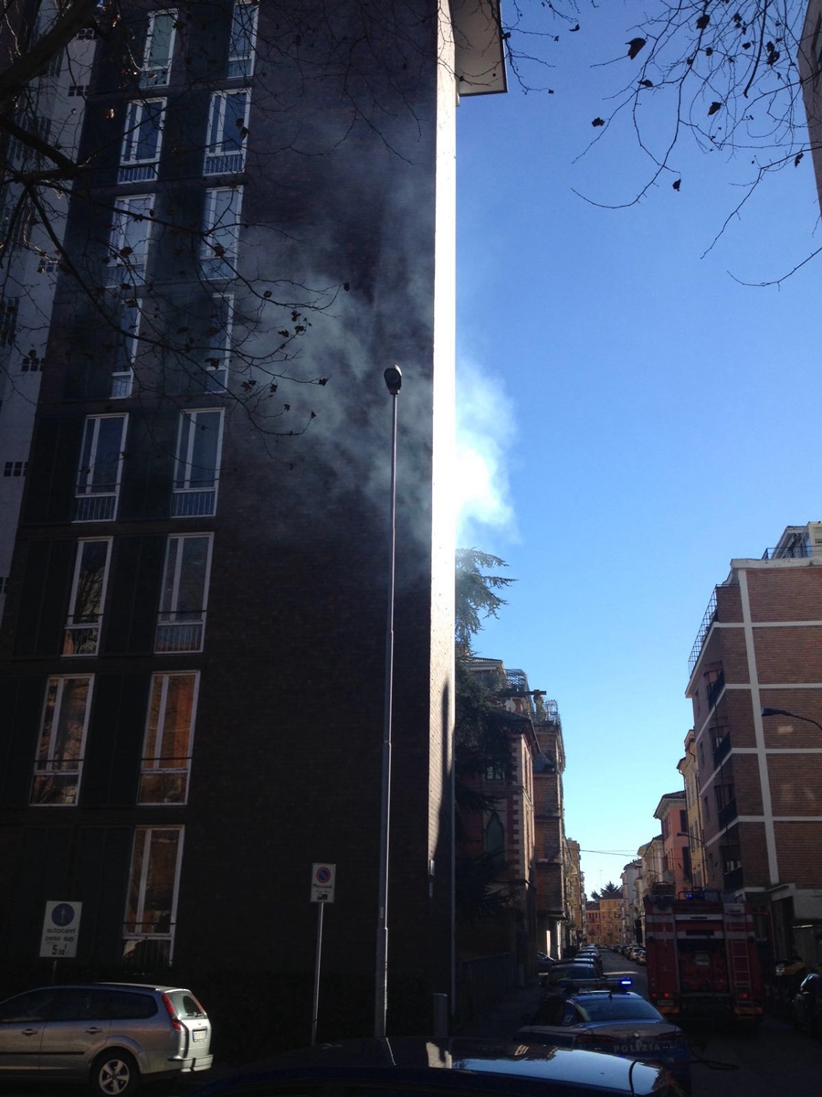 Spento l’incendio in un alloggio al quartiere Pista [VIDEO E FOTO]