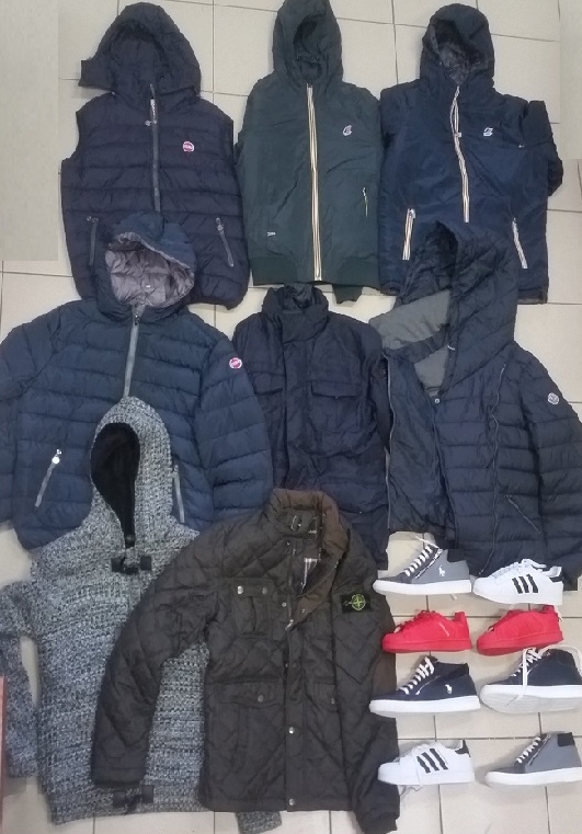Sorpreso in auto con un borsone pieno di indumenti contraffatti