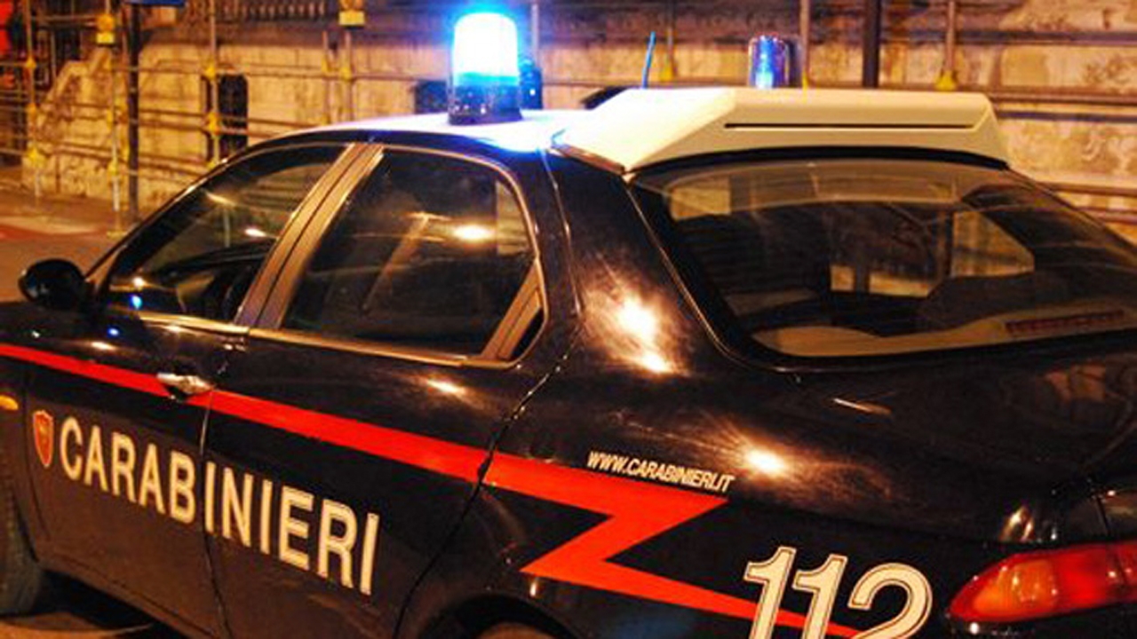 In macchina con due manganelli di metallo e un cutter: denunciato