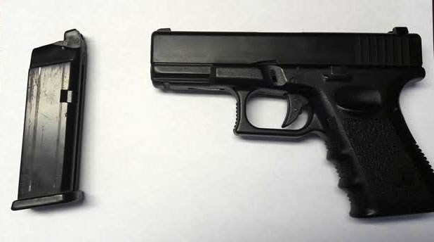 Viaggiava con una pistola ad aria compressa sul sedile