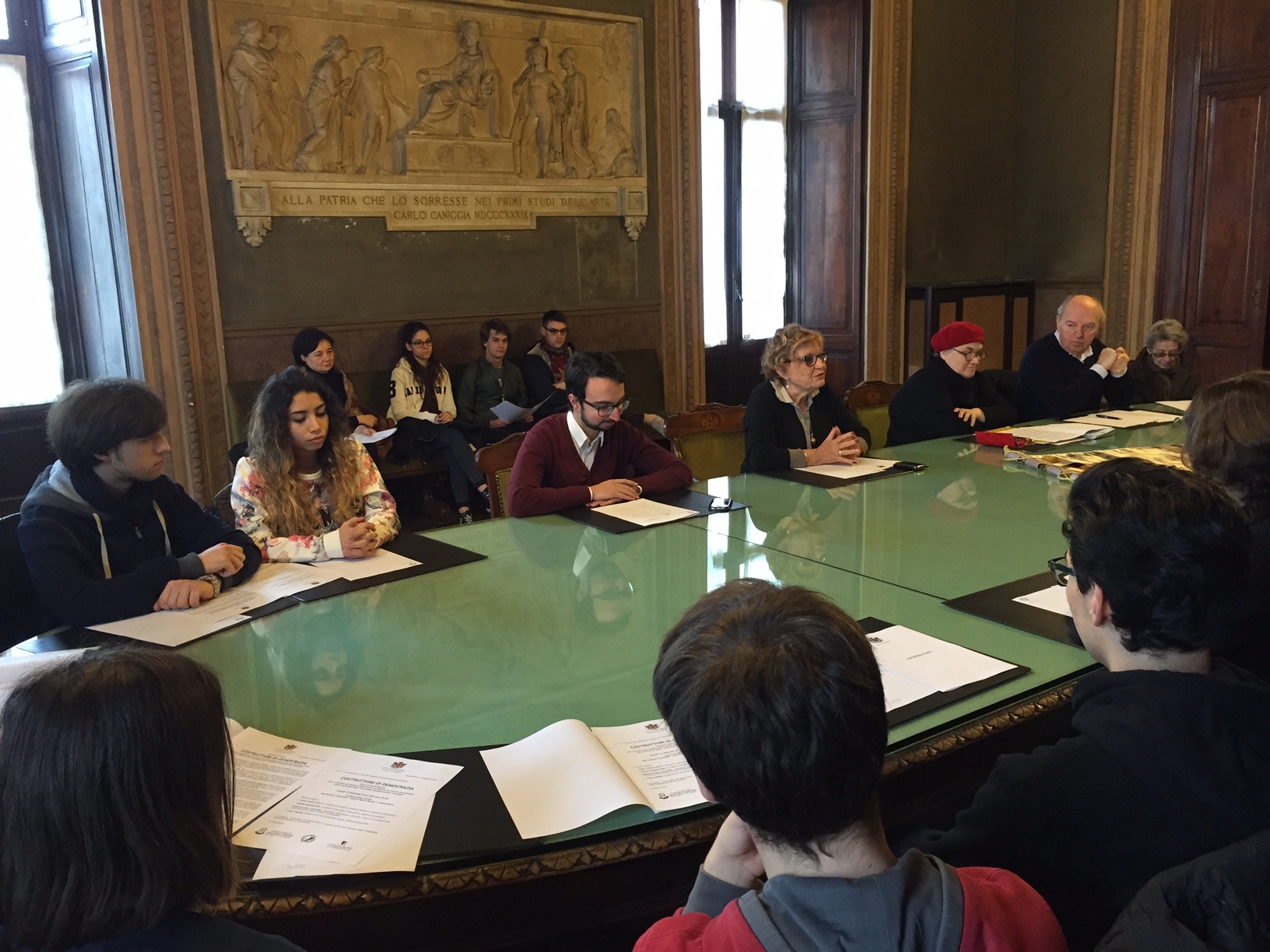Gli studenti si avvicinano alla macchina comunale per diventare “costruttori di Democrazia”