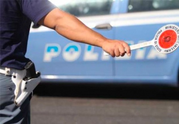 Sul pullman ubriaco disturba tutti e poi aggredisce i poliziotti
