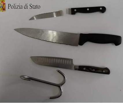 Ferisce alla gamba la sua ex dopo averla trovata con degli amici