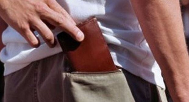 Ruba un portafoglio ma viene bloccata dai Carabinieri