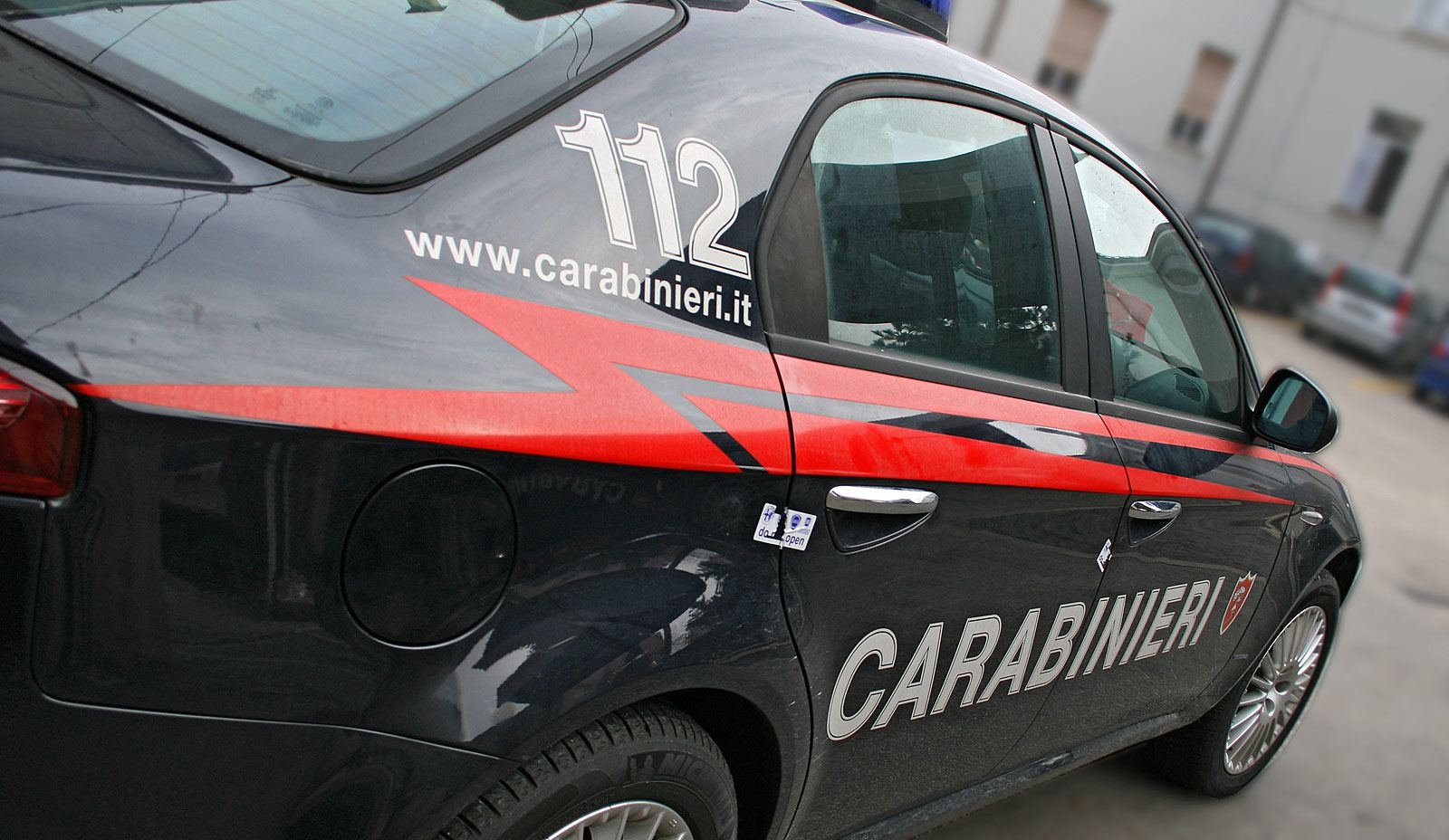 Rientra illegalmente in Italia dopo l’espulsione: si fa scoprire dopo un litigio d’amore