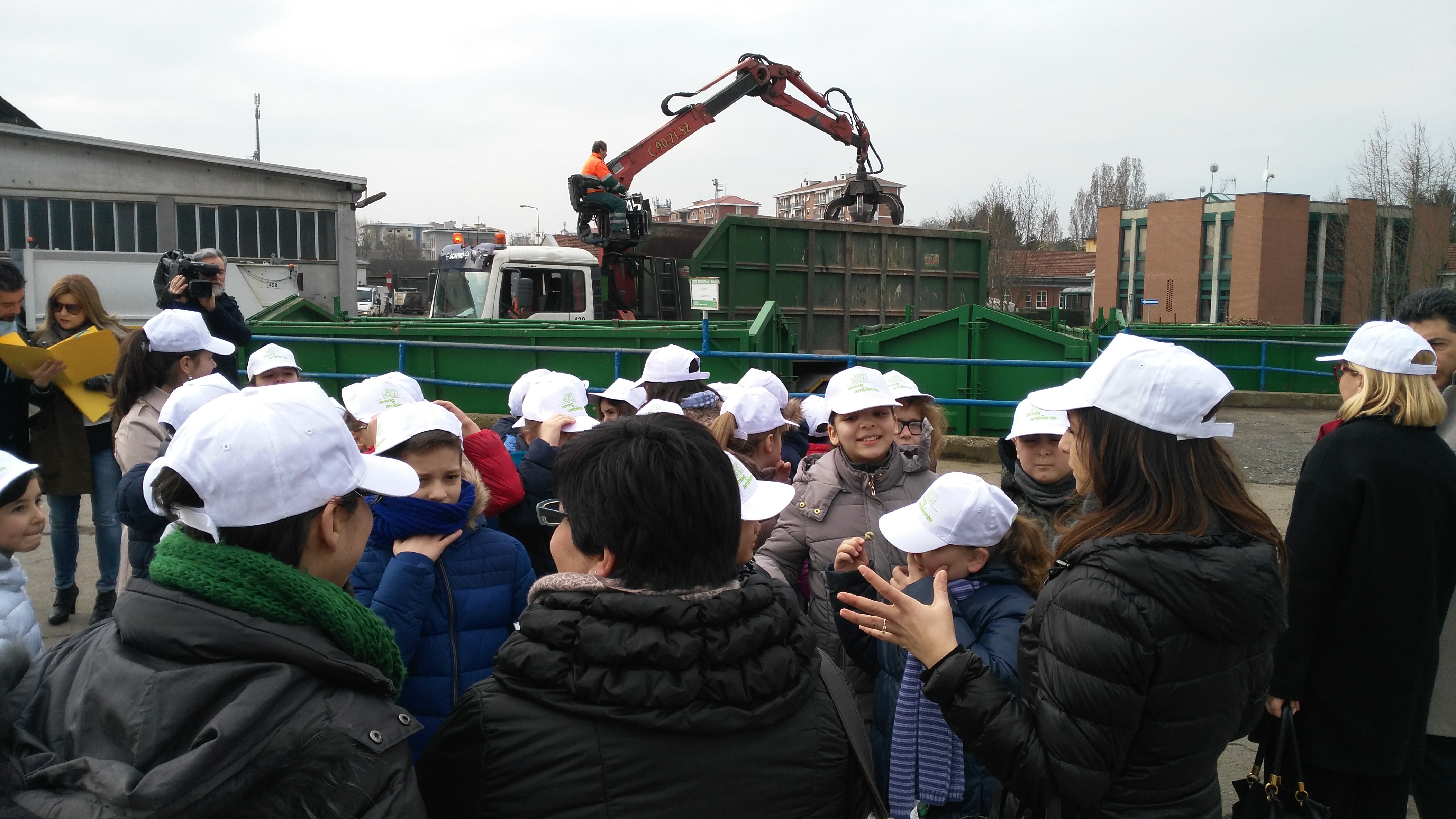 Gli alunni della scuola Carducci da Amag Ambiente per cambiare il volto di Alessandria (divertendosi)