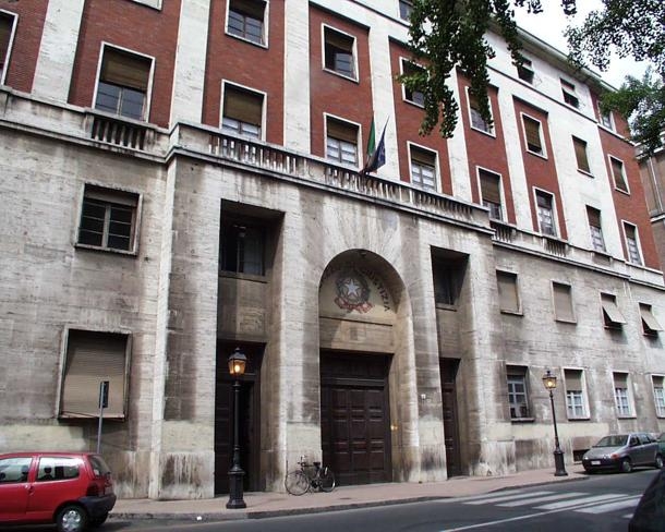 Cerca di entrare in Tribunale con un coltello pieghevole. Denunciato