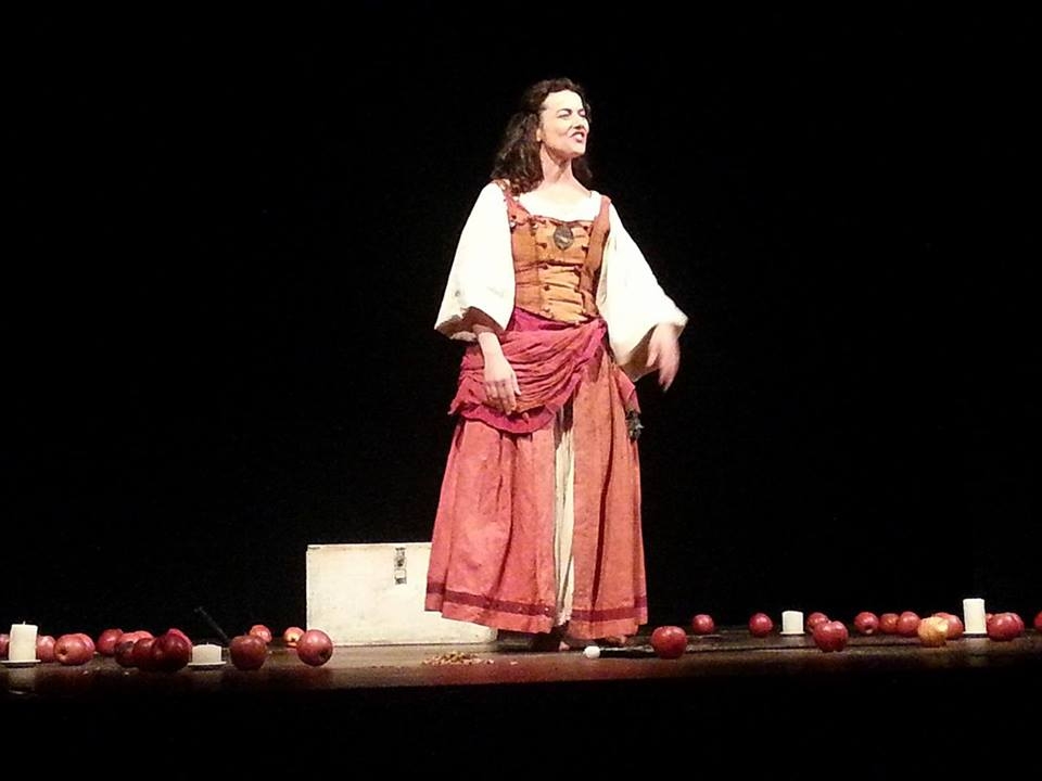 Un paese e il suo lato oscuro. Recensione de “La strega” al Teatro Ambra