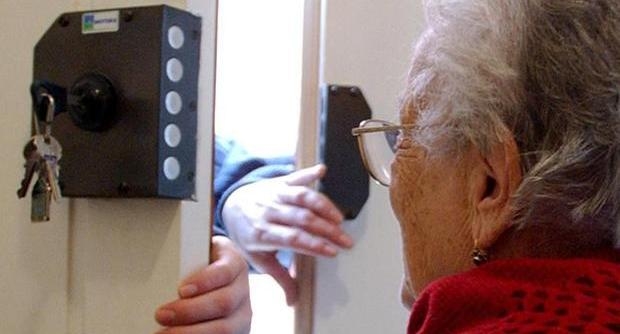 Truffe agli anziani: i consigli su come evitarle