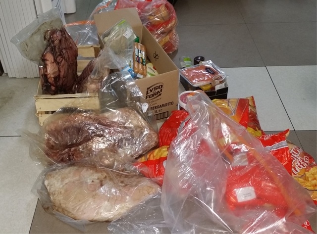 300 chili di cibo scongelato destinato a una sagra: sequestrato dalla Polizia