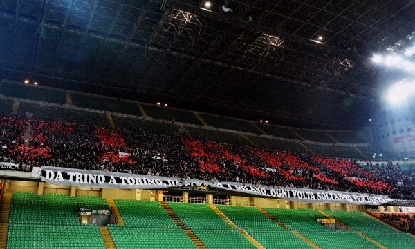 Quando vincere sul campo non è l’unica cosa che conta: a San Siro i tifosi grigi danno lezione all’Italia