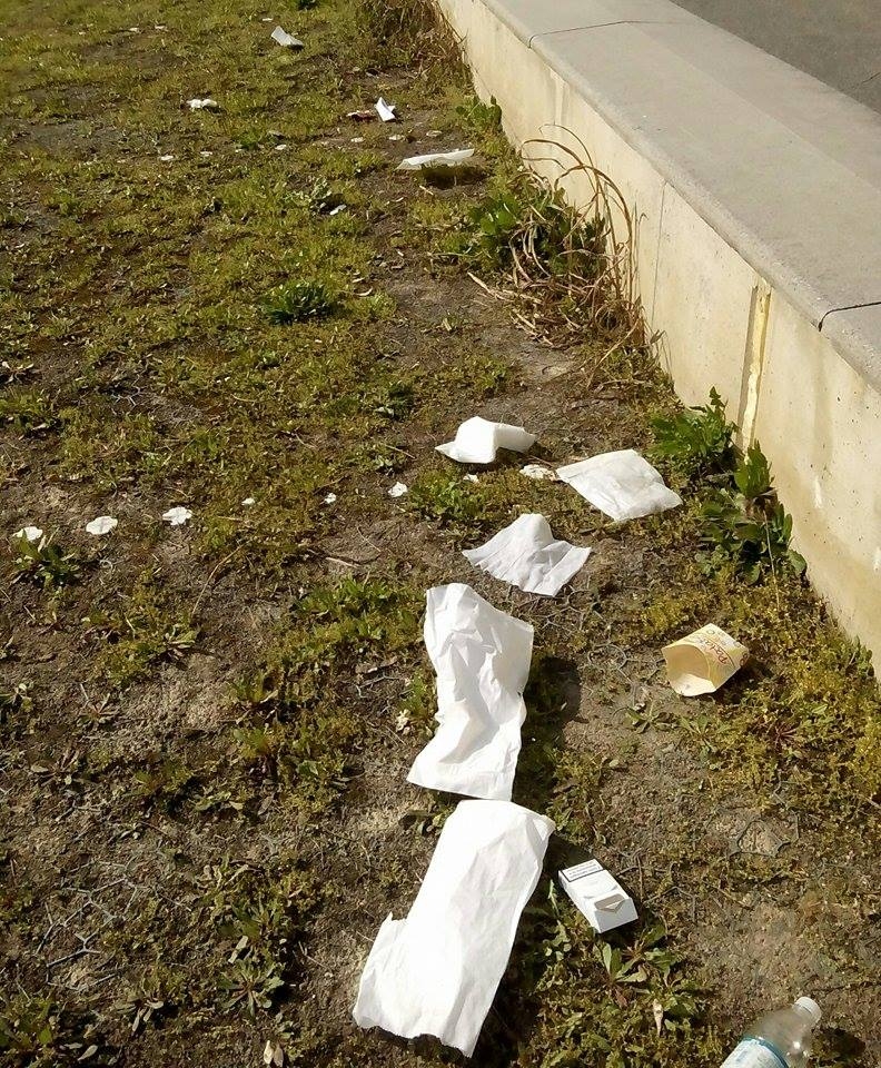 Pranzano e buttano carte a terra e il parcheggio di Valenza si trasforma “in un porcile”