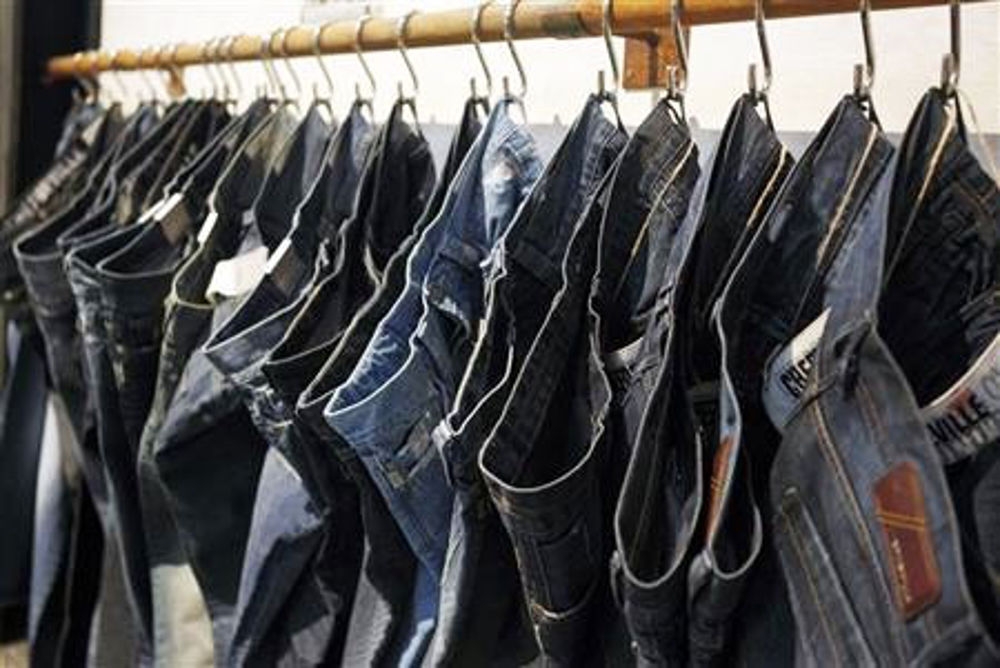 Arraffa dieci pantaloni e scappa via: il ladro di vestiti colpisce ancora
