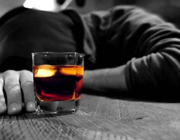 “Niente alcol” e lui gli spacca il parabrezza dell’auto