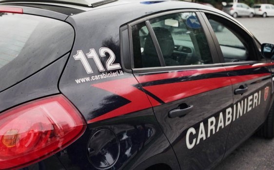 Trova una coppia appartata e assale la ragazza: arrestato per violenza sessuale