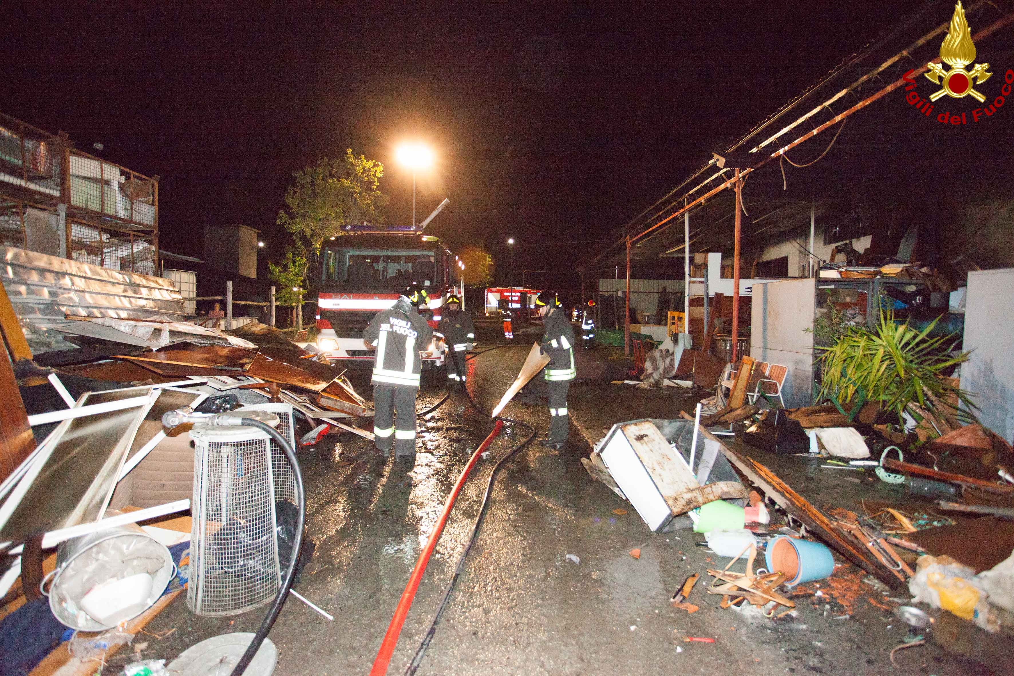 Incendio in un capannone ad Acqui Terme [FOTO]