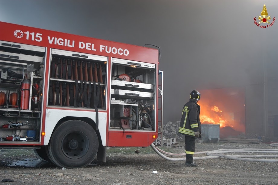 Violento incendio in una lavanderia industriale a Rocca Grimalda