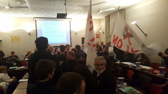 I No Tav bloccano il consiglio comunale sulla variante del Terzo Valico