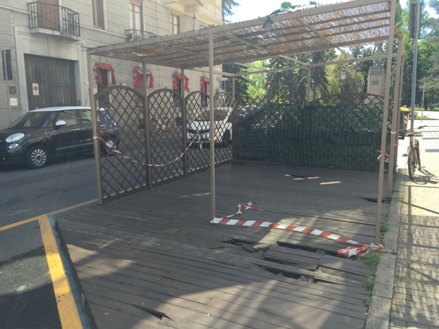 In via Gramsci un dehor “groviera” diventato un pericolo