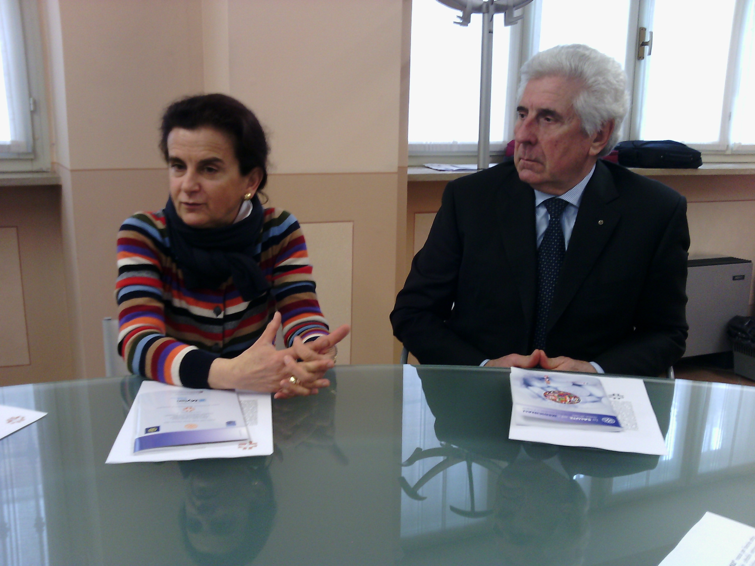 Una guida all’uso dei farmaci tradotta in sette lingue: l’idea del Rotary di Acqui Terme