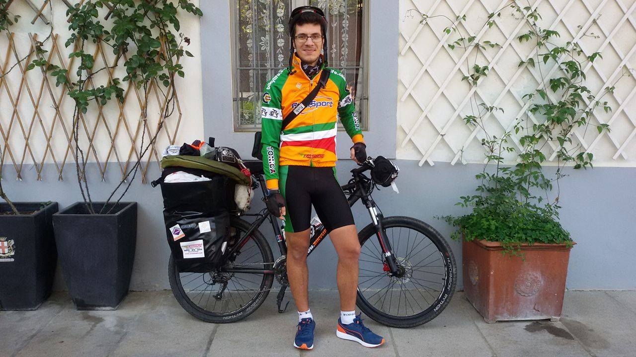 Dopo il viaggio lungo lo Stivale, l’alessandrino Gianluca si rimette in sella alla sua bici per raggiungere l’Olanda   