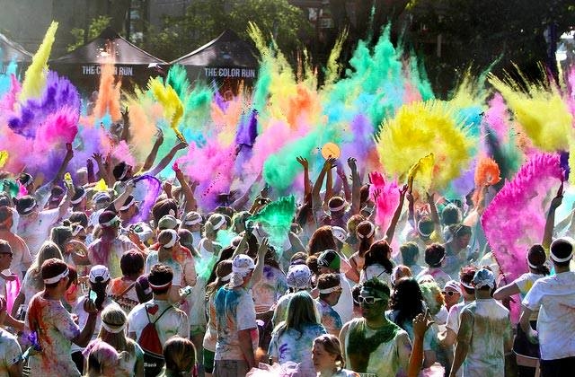 L’atmosfera si fa tropicale, a Torino torna la Color Run