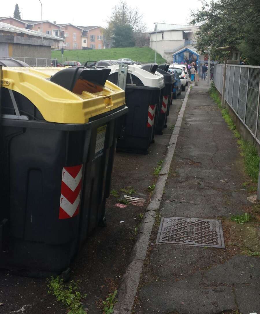 Amag Ambiente toglie i rifiuti davanti alla scuola Morando dopo la segnalazione del “ratto d’aprile”