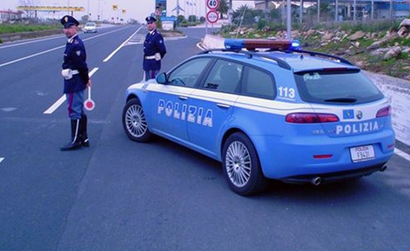 Contromano e con furgone pieno di rame su A21: provvidenziale intervento della Stradale di Tortona