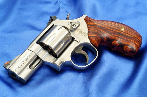 Ruba un revolver ma in pochi minuti viene rintracciato e arrestato dai Carabinieri