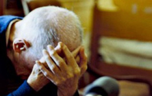 Rubano 4000 euro all’anziano di cui dovevano prendersi cura