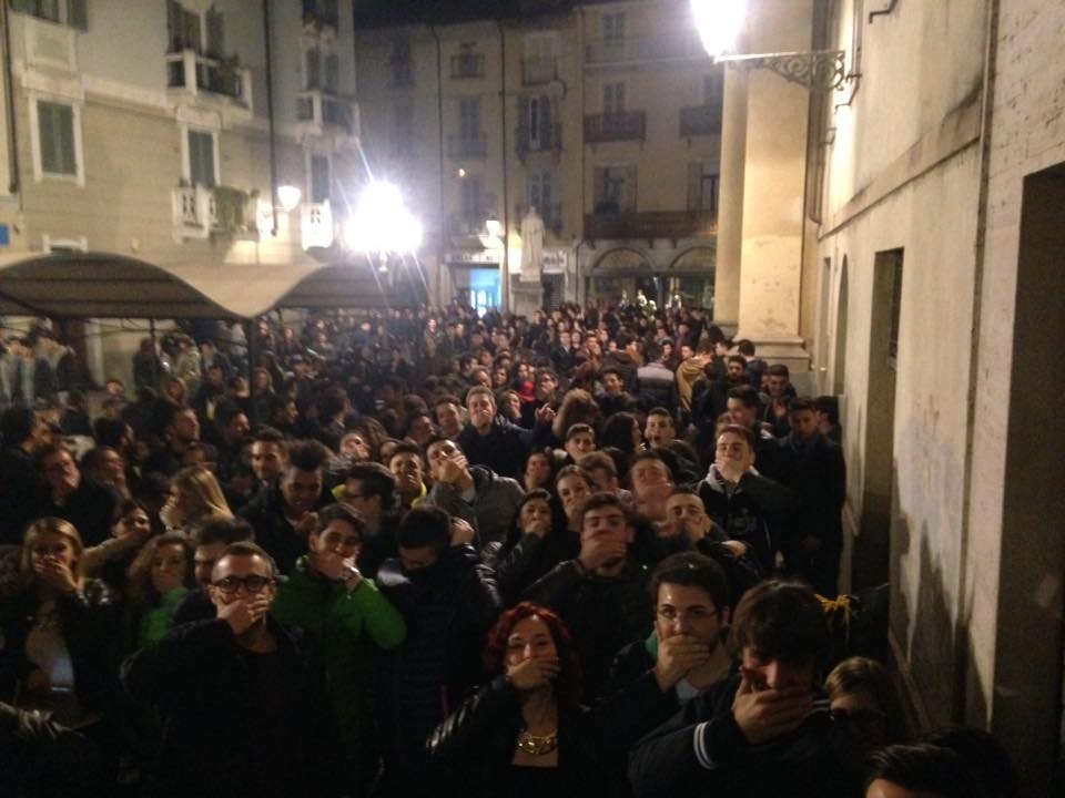 In centinaia per ridare voce al Drop cafe. Intanto l’assessore Fava chiarisce il problema