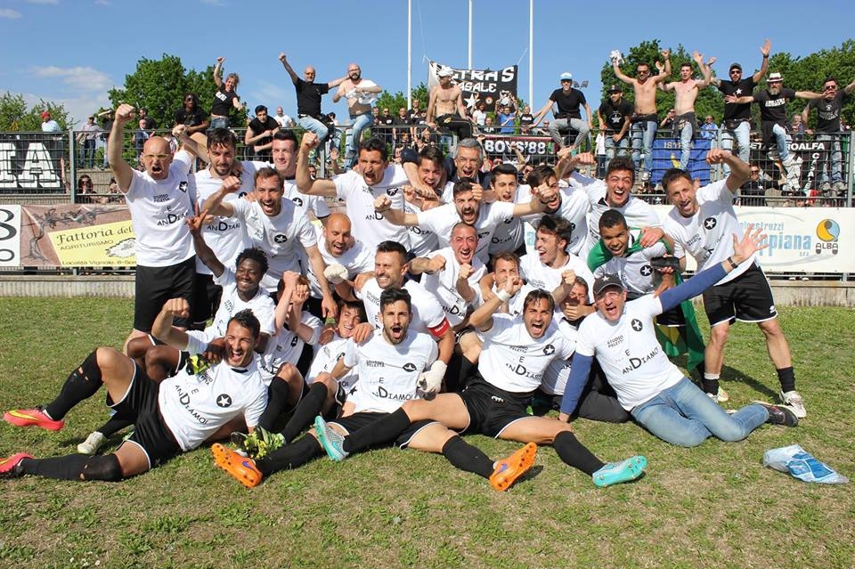 Il Casale festeggia la promozione in D al Palli insieme ai suoi tifosi