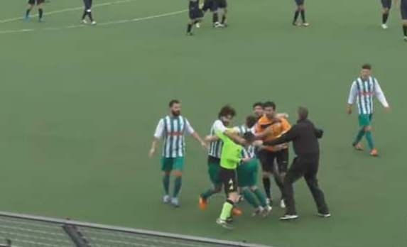 Un pugno e uno schiaffo per protestare contro un rigore concesso: aggredito un giovane arbitro [VIDEO]