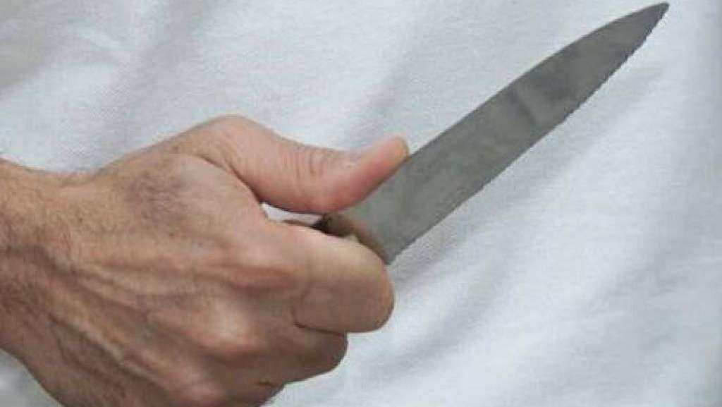 Coltelli nei cruscotti dei veicoli su cui viaggiavano: denunciati in due