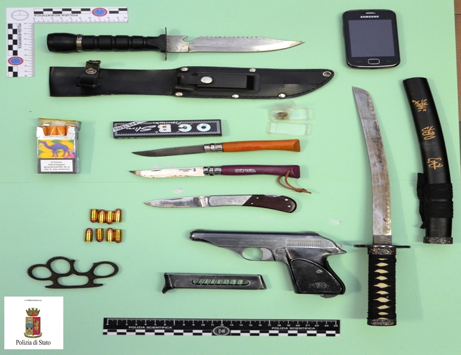 Nel cassetto una pistola con il colpo in canna: arrestato dalla Polizia
