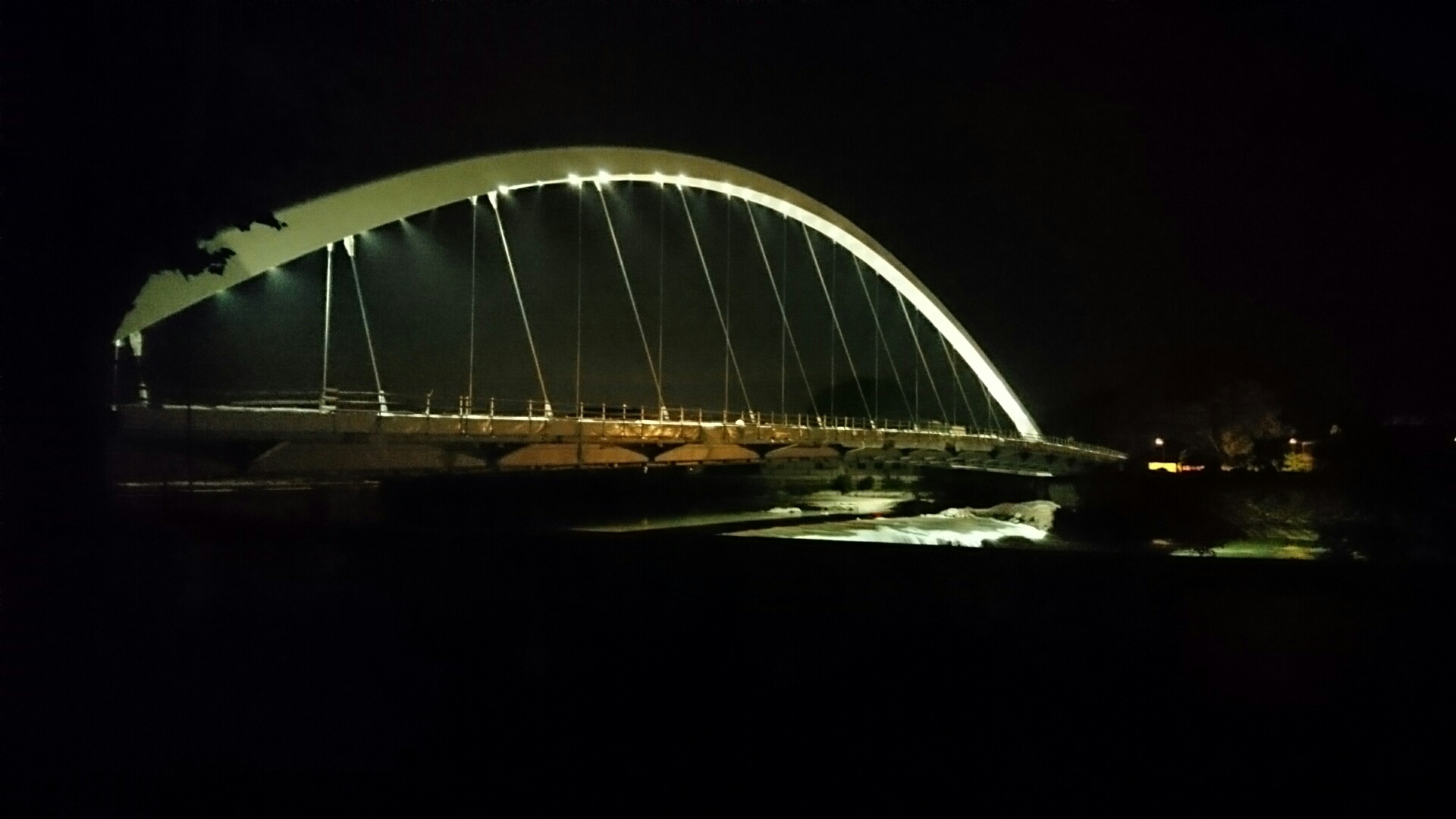 Prove di illuminazione del Meier. Accese le 40 luci dell’arco [FOTO]