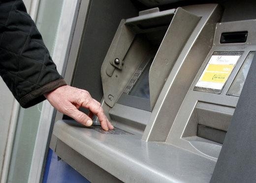 Ruba 120 euro da un portafoglio dimenticato al bancomat: incastrato dalle telecamere