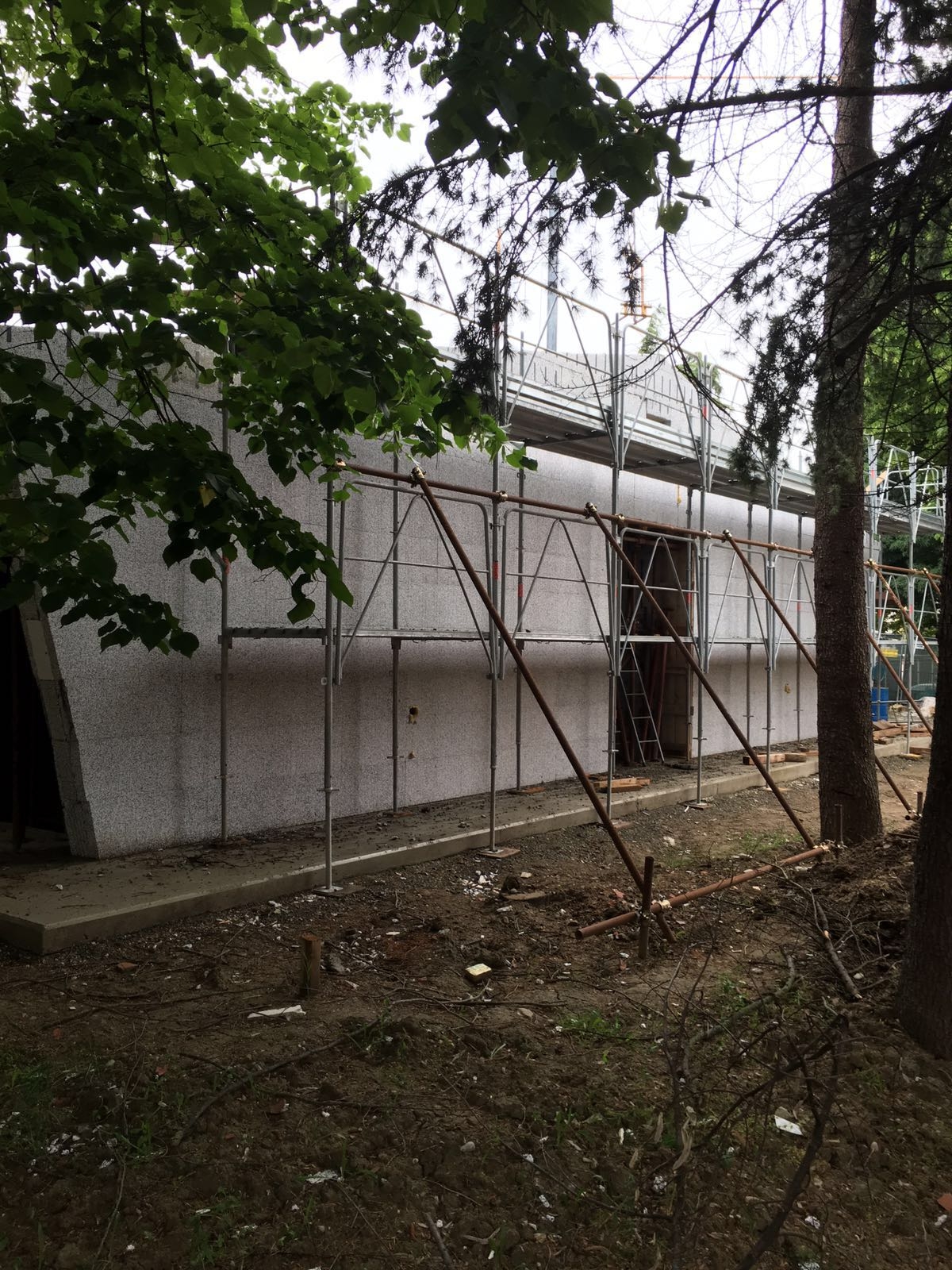 Proseguono secondo cronoprogramma i lavori alla scuola media in Viale De Gasperi