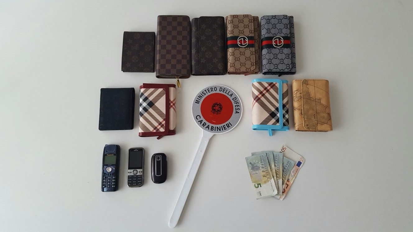 Vendeva portafogli e cinture spacciandoli per prodotti di marca: denunciato
