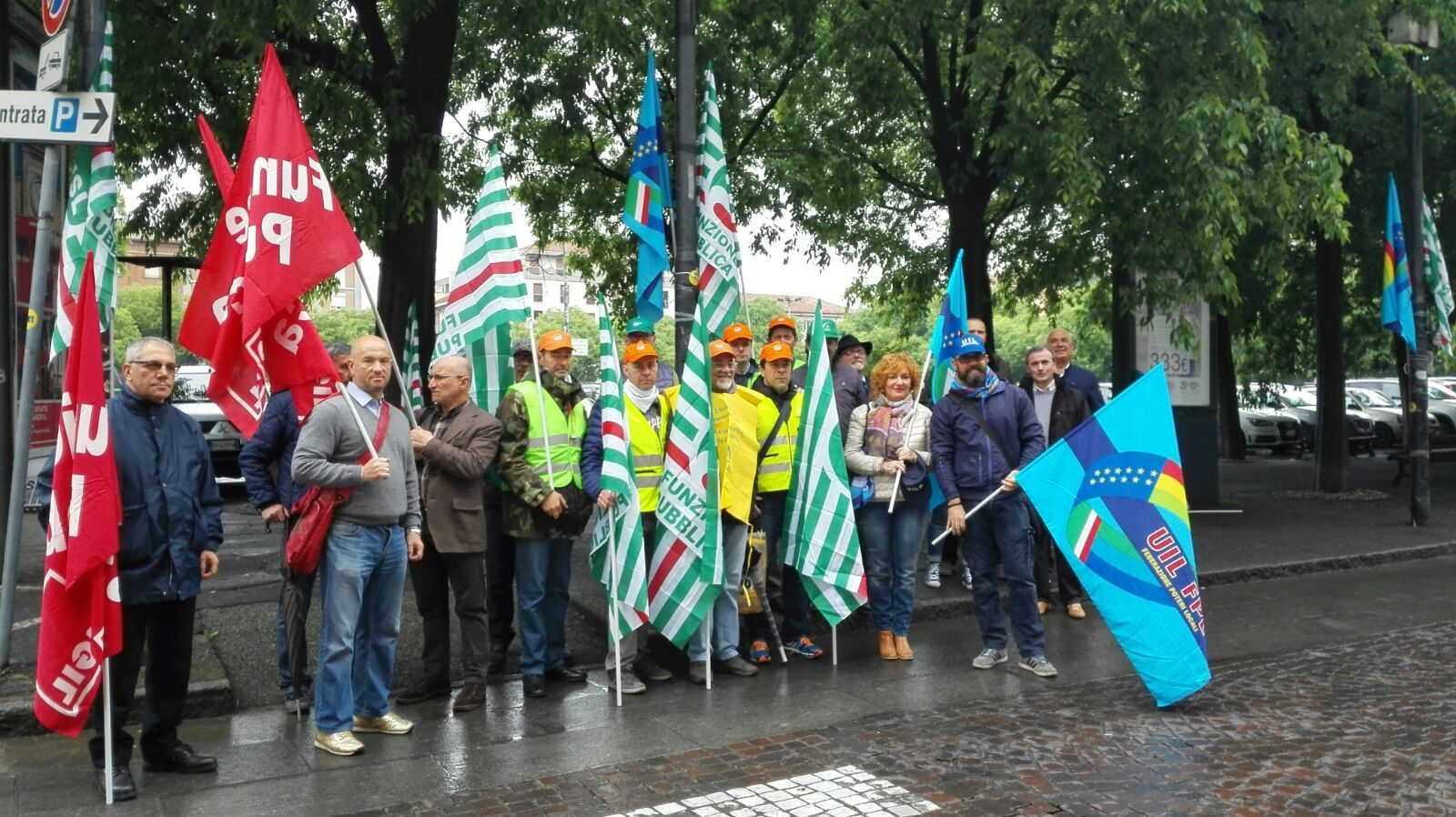 Sit-in della Polizia locale davanti alla Prefettura per ottenere “maggiori tutele e il rinnovo del contratto”