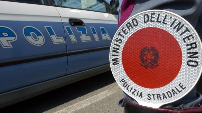 La Polizia Stradale arresta “maga della truffa”. Era in viaggio sulla A21