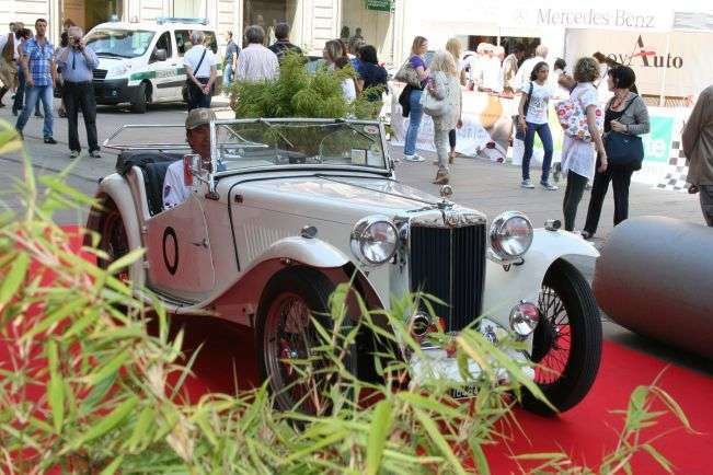 Sfilano le auto del club Bordino per la rievocazione storica