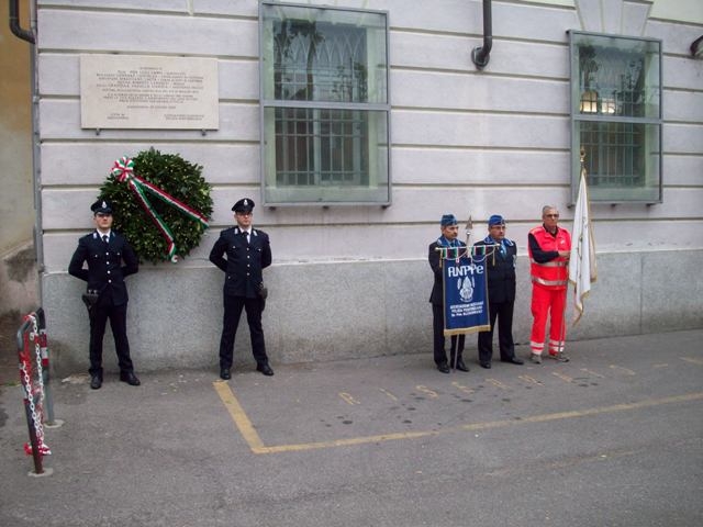 Una corona d’alloro in memoria delle cinque vittime della rivolta al Carcere Don Soria