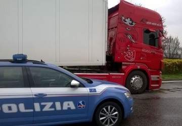 Camionista falsifica la patente, revocata per le troppe infrazioni