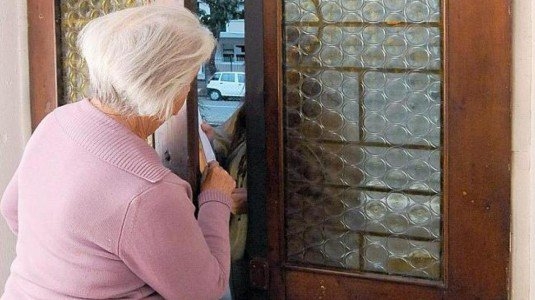 Chiama i Carabinieri e mette in fuga i tre truffatori alla porta