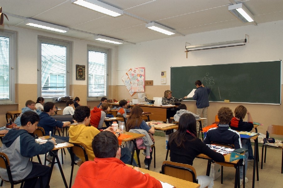 Il mondo della scuola in fibrillazione per i tagli agli organici di scuole elementari e medie