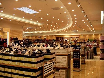 Provano a rubare un paio di scarpe: denunciati dai Carabinieri